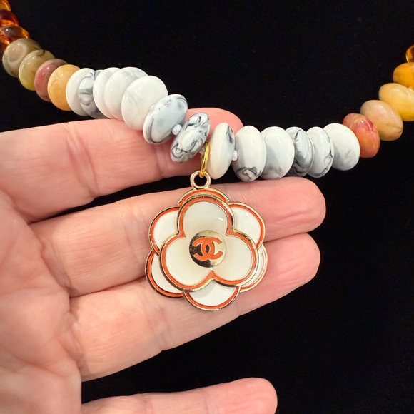 Elegant Multicolor Beaded Necklace with Floral Pendant - NWT - Picture 2 of 15